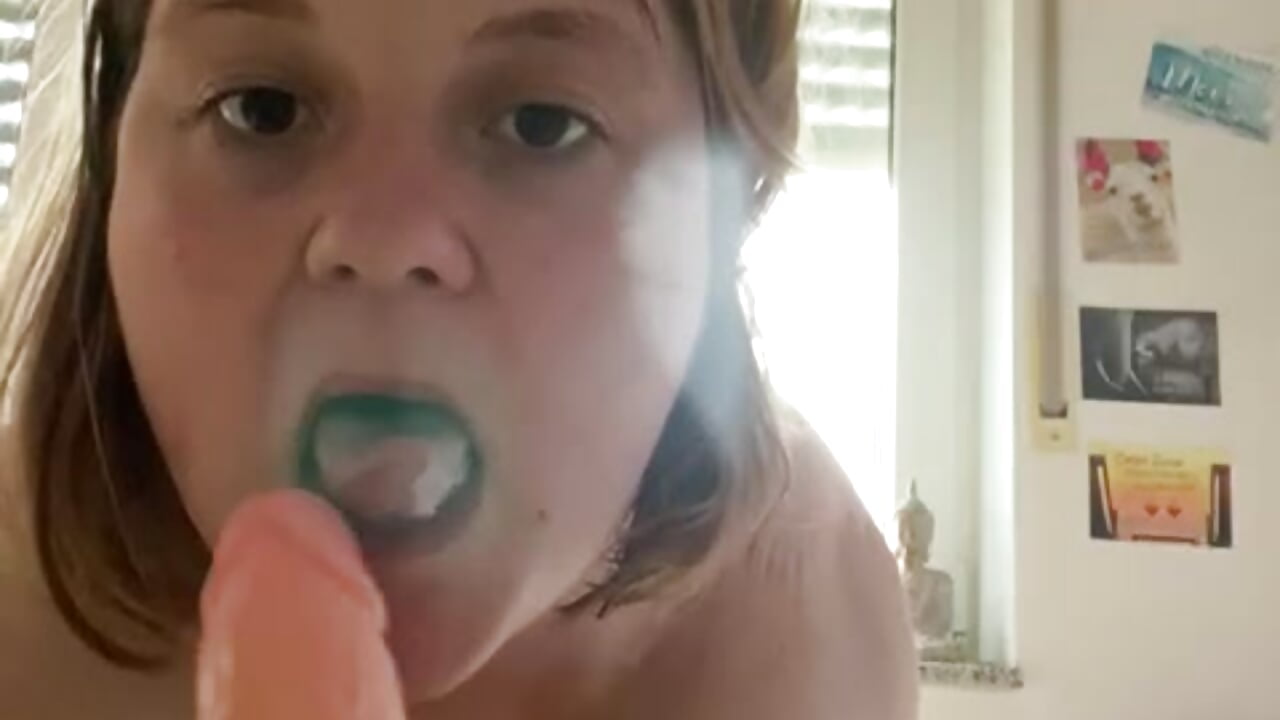 Dildoing on my Knees - vídeo de la modelo de cam DeutscheAnna