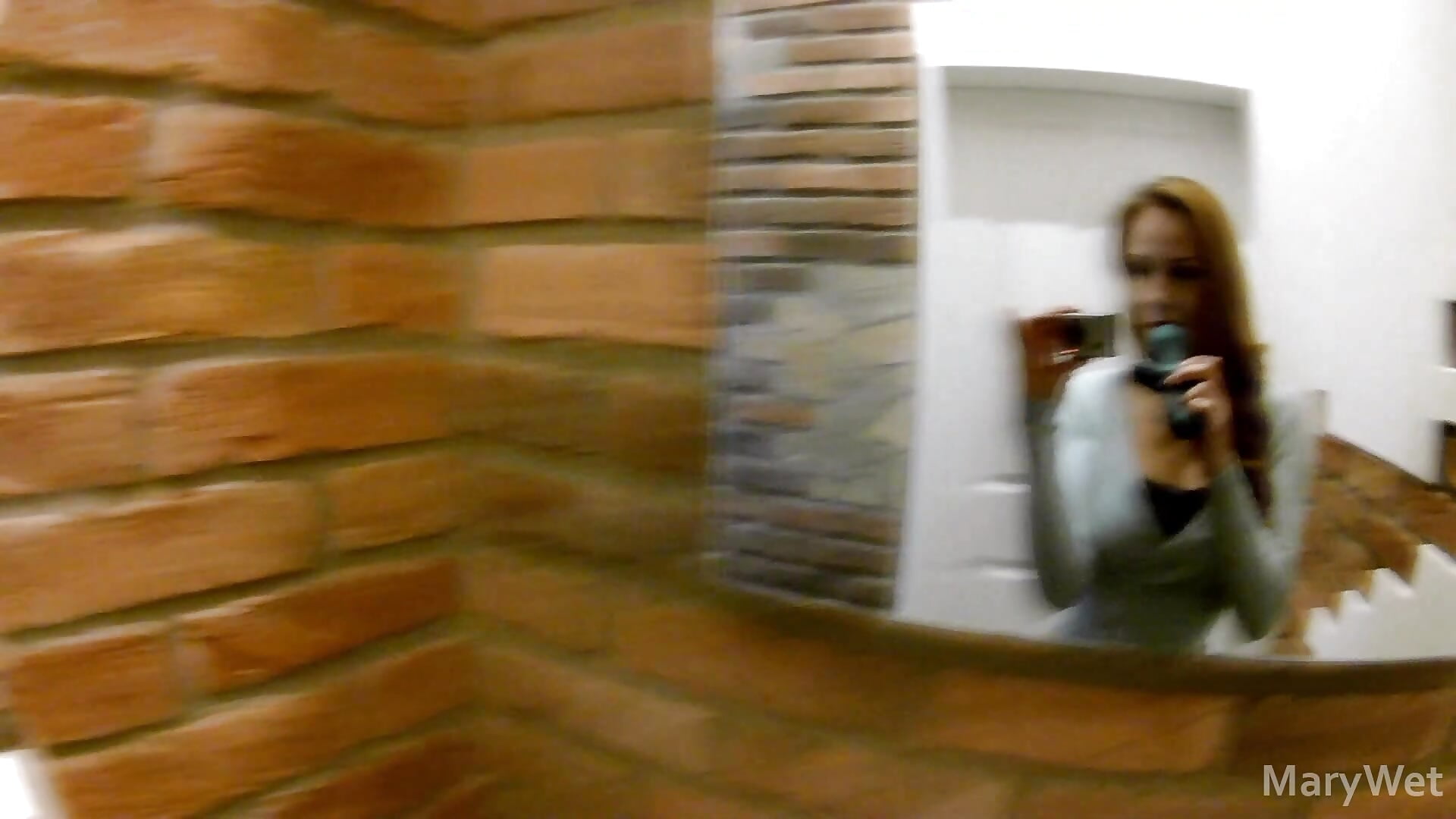 Riskanter Orgasmus auf der Familienfeier! - Vídeo de Mary_Wet, modelo de vídeos