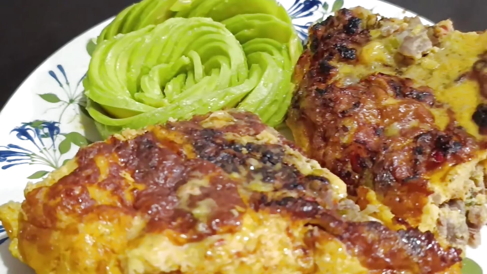 Tortilla 🫓 of eggs 🍳 with meat 🥩 and Avocado 🥑 in shape of rose 🌹 - video di freyadevil333 modella di cam