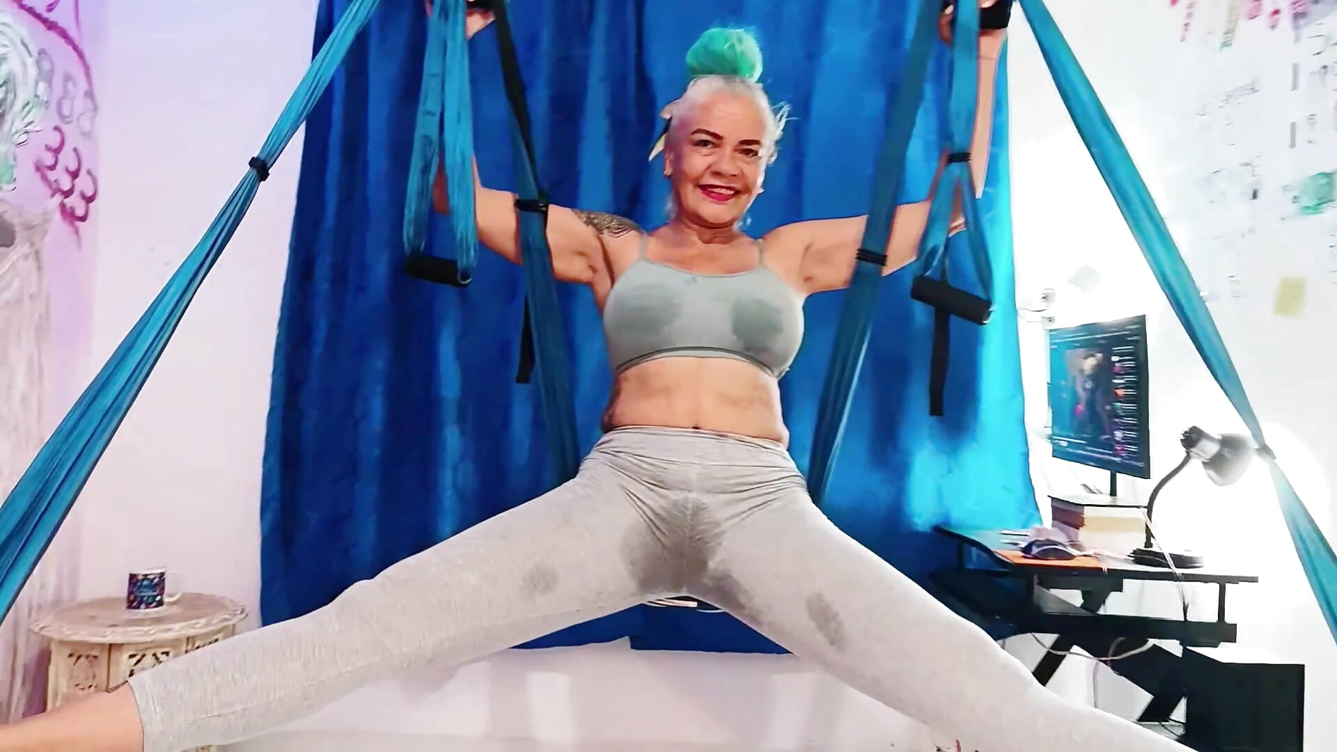 🧘‍♀️🔥 Flexible MILF Does Extreme Aerial Yoga Split – Legs Wide Open 🍑💦