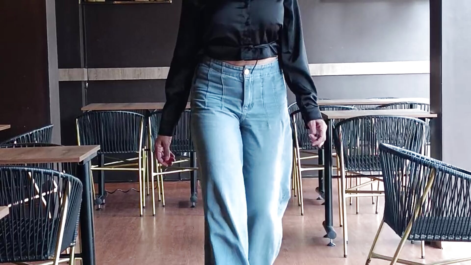 Walking the "aisle" like it's fashion week 👗🏛️ but these coffee bags are the real stars ☕🪵🔥 - video di freyadevil333 modella di cam