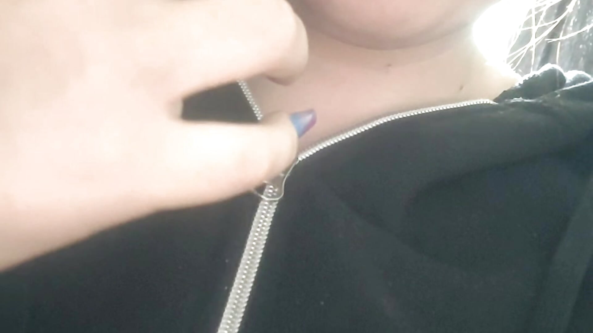 Suck that finger - video by CummingStars98 cam model