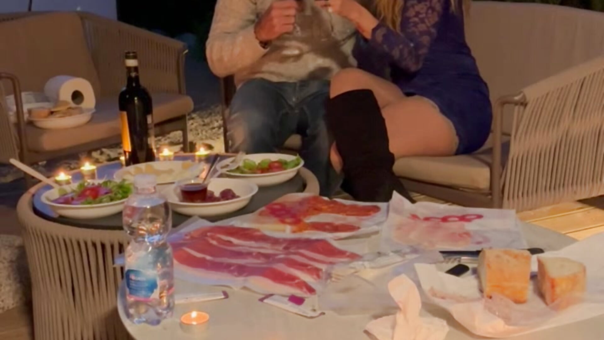 CENA RISTORANTE ALL APERTO IL CAMERIERE SI ALLONTANA E HARLEY MI SUCCHIA AL VOLO IL CAZZO GRAN PORCA