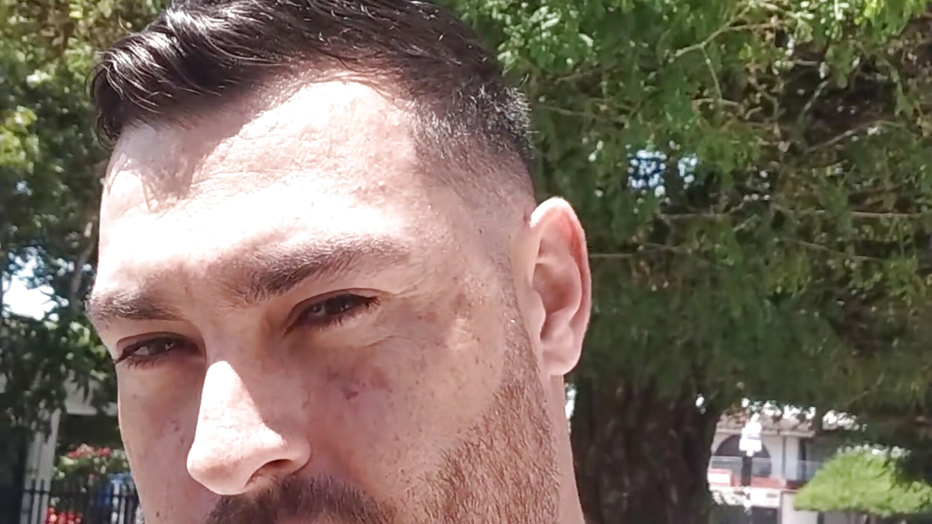 Saliendo de la barbería - video darcrestre kameramallilta