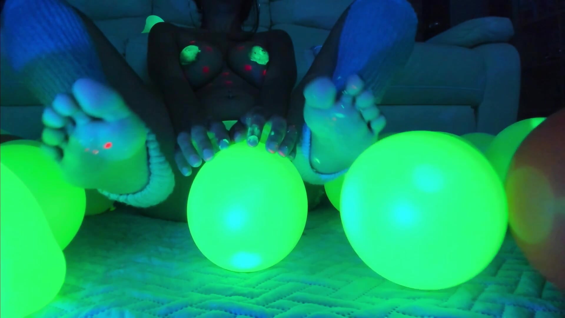FOOTJOB NEON - video by AriSweet cam model