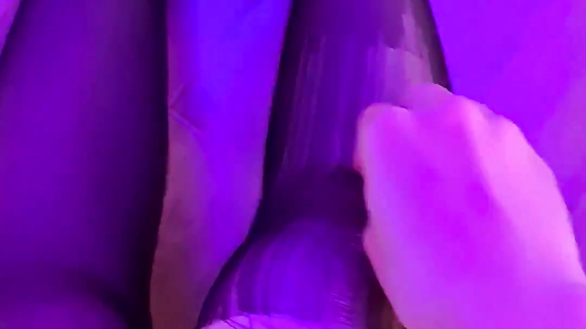 im ripping tights on my cute feet ASMR ^^ - video by leslie_my_lovee cam model