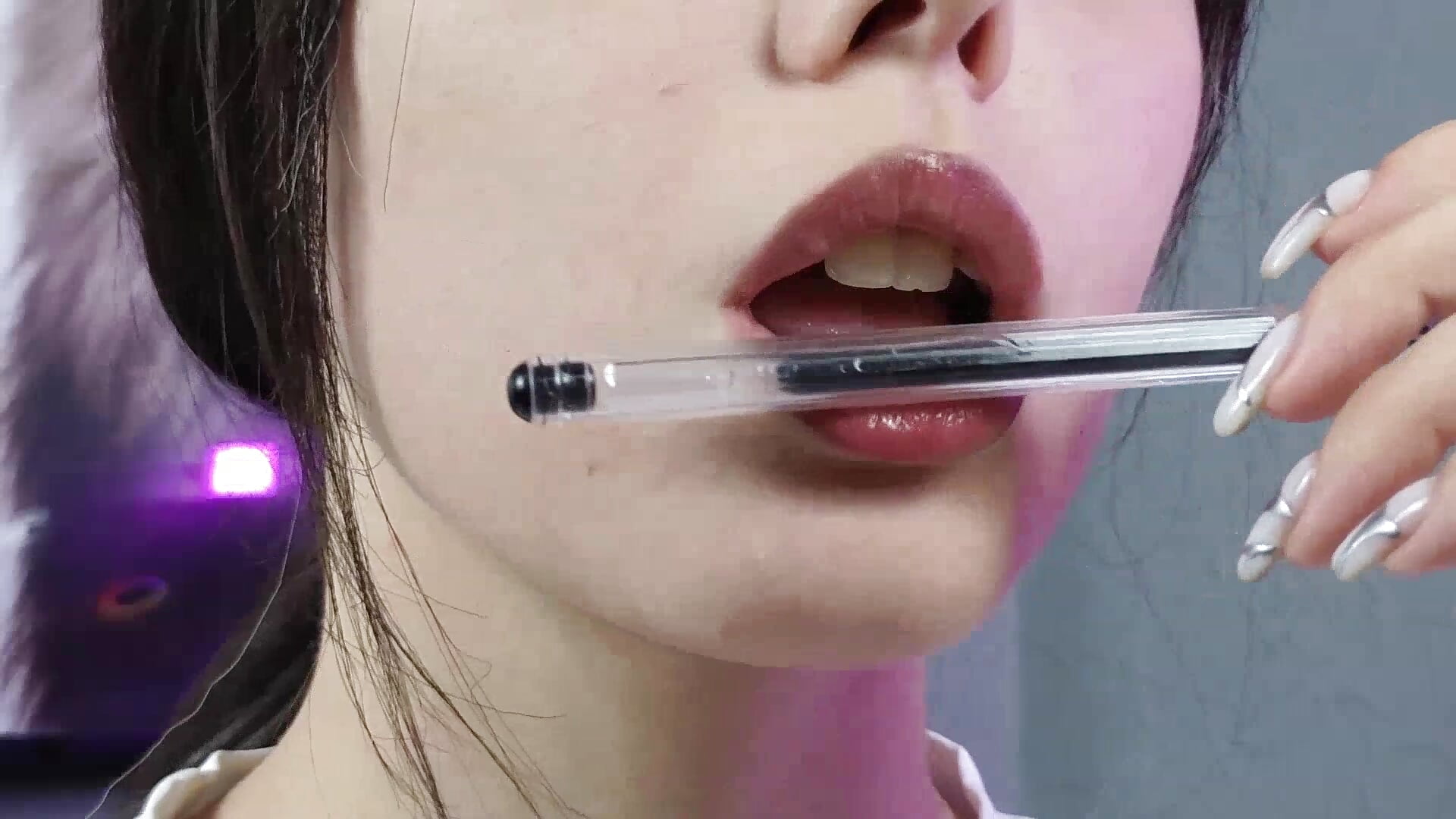 Wet lips^^