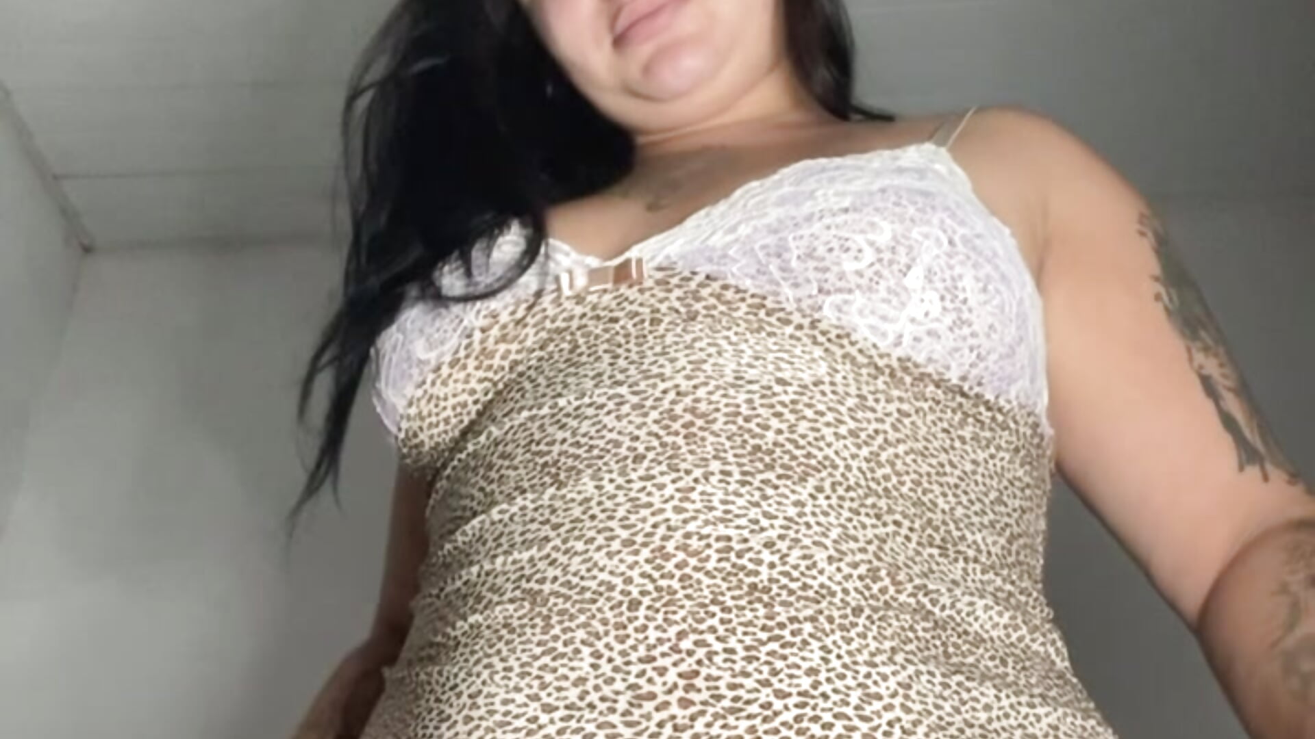 Rebolando muito e mostrando o cuzinho aberto