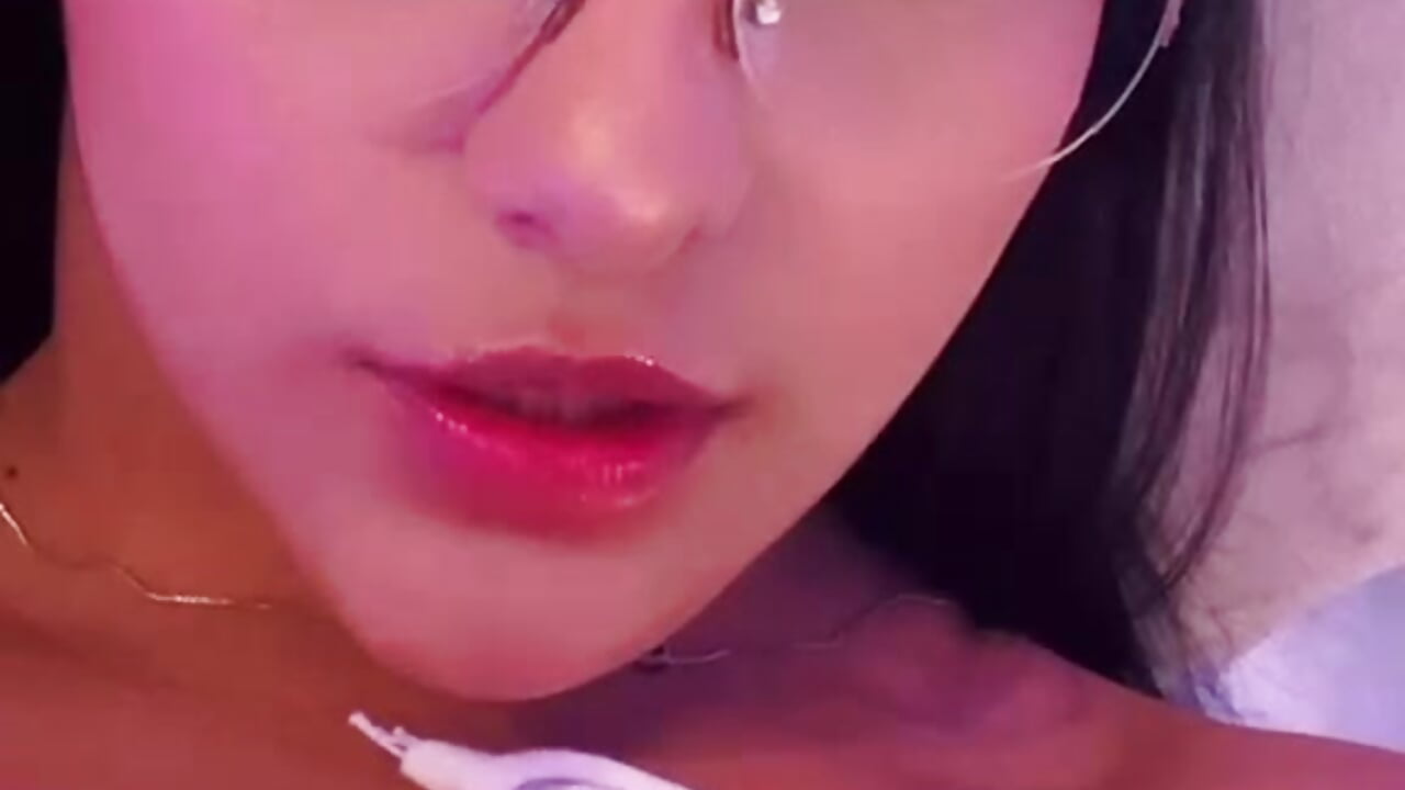 Tongue & Lips Tease - video di NicolleeEvanss modella di cam