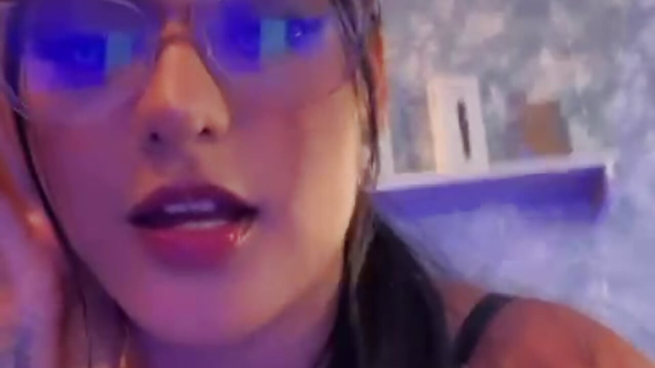 I shake my oily buttocks - video by NicolleeEvanss cam model