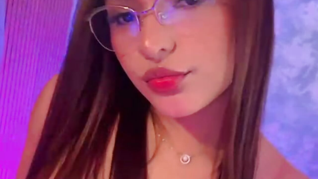 Petite Body & Pretty Face - vidéo du modèle de showcams NicolleeEvanss