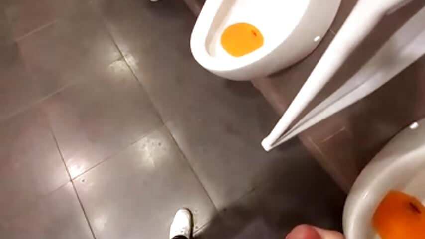 Public toilet cum riskyy v2 - فيديو من sevvvvsevvvv1 موديل الكام