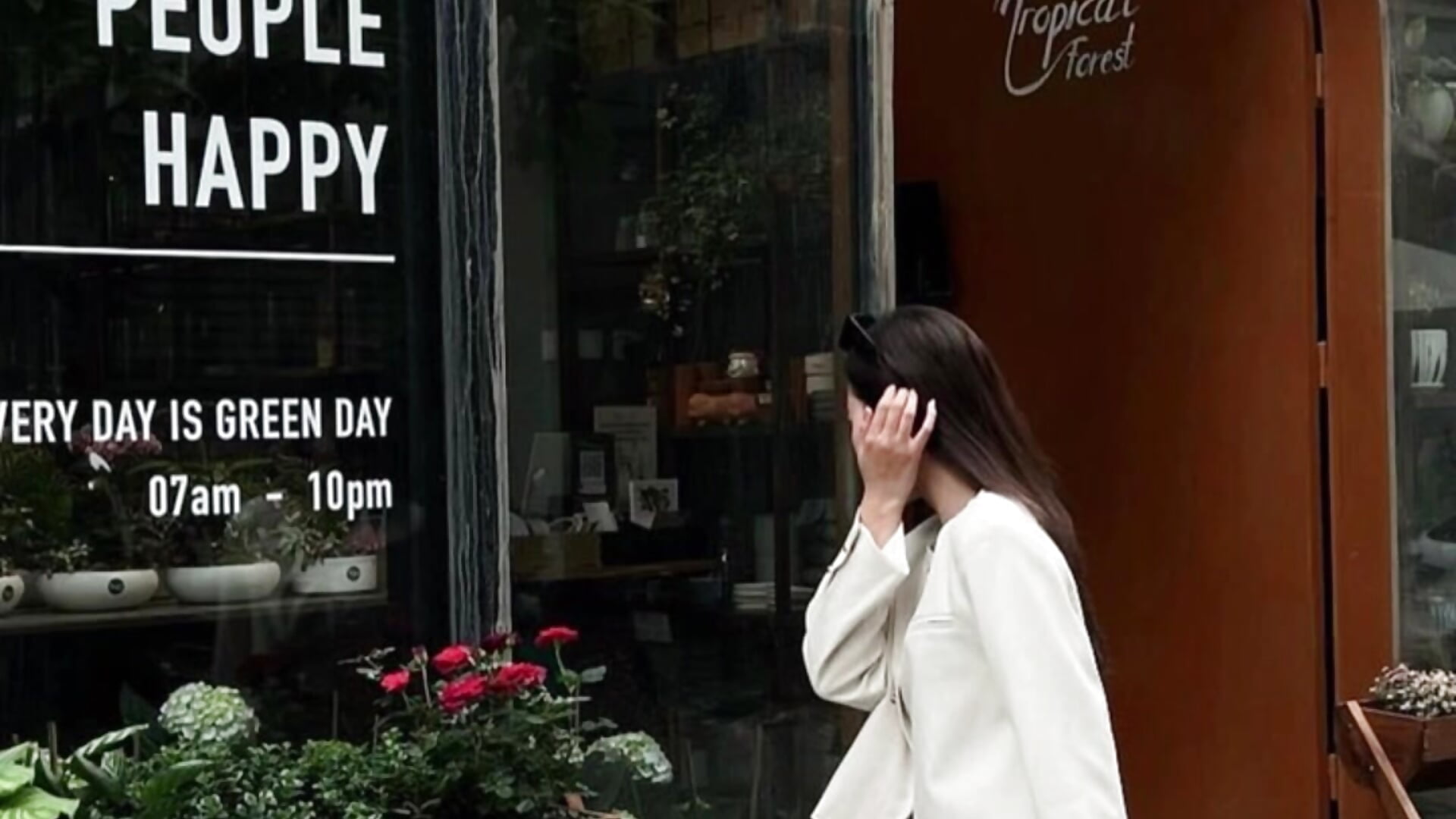 Hãy cứ rực rỡ, cứ ngọt ngào, cứ an nhiên. Rồi ta sẽ được bình yên như cách mà ta đang sống - video by Cheni cam model