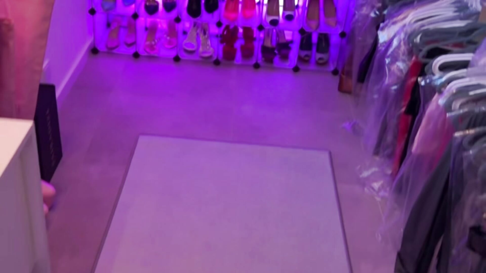 Dein Arbeitsplatz: Jede Menge Schuhe, die du mit deiner Zunge putzen darfst 😈😬 - วิดีโอโดย HerrinAnja โมเดลแคม