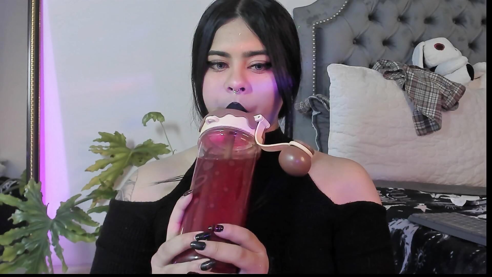 I'm a thirsty vampire :v - video của người mẫu cam atena_hill