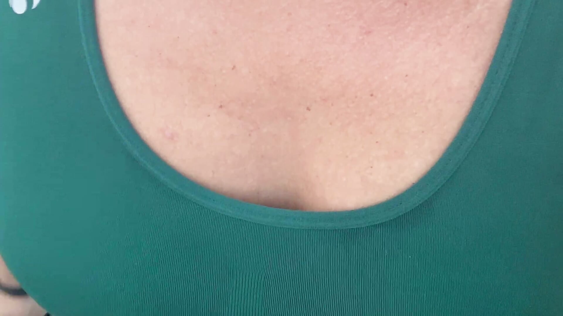 Tutta sudata dopo l’allenamento, fammi sudare anche tu! - all sweaty after working out - video by Fika_Bonita cam model