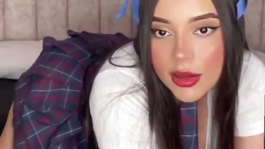 I CAN PLAY IN YOUR BED 👸🏻💗 - video by VeroniicaLodge cam model