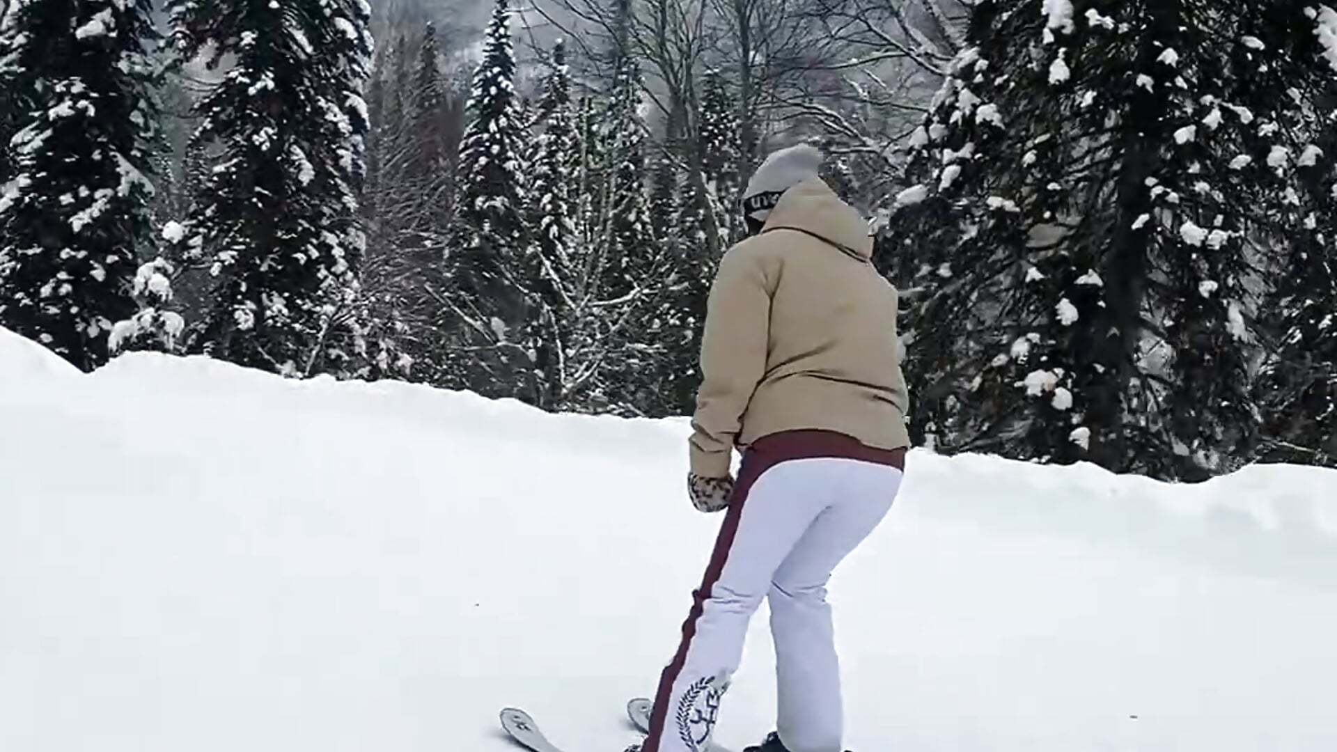 I spent this weekend at a ski resort. 🏔️ So much snow at an altitude of 3000 meters❄️🎿. - video di Kelly_Hardy modella di cam