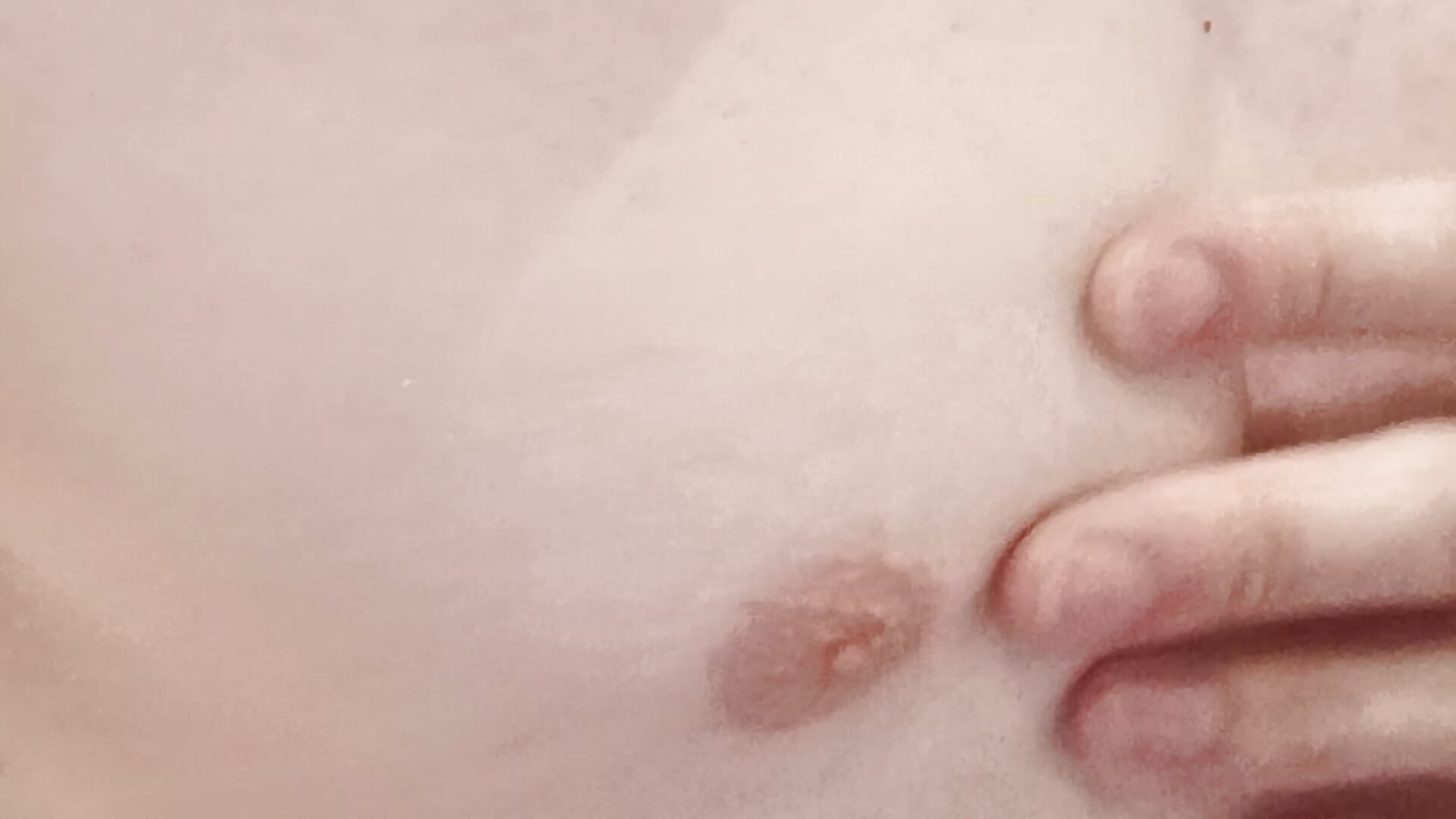 Nipple play - video di maxlove9 modella di cam