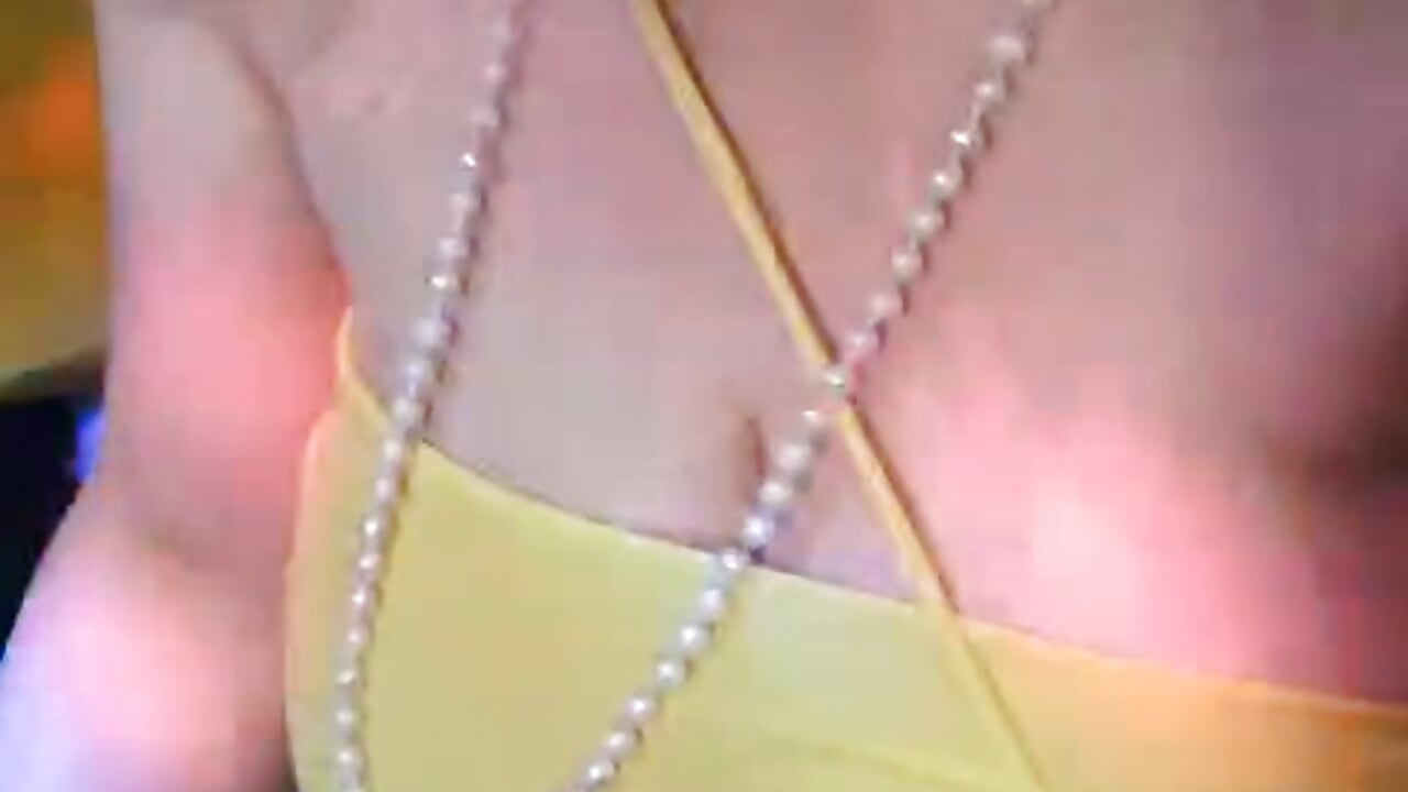 Lady in yellow dress - video by -Fl0RANSE- cam model