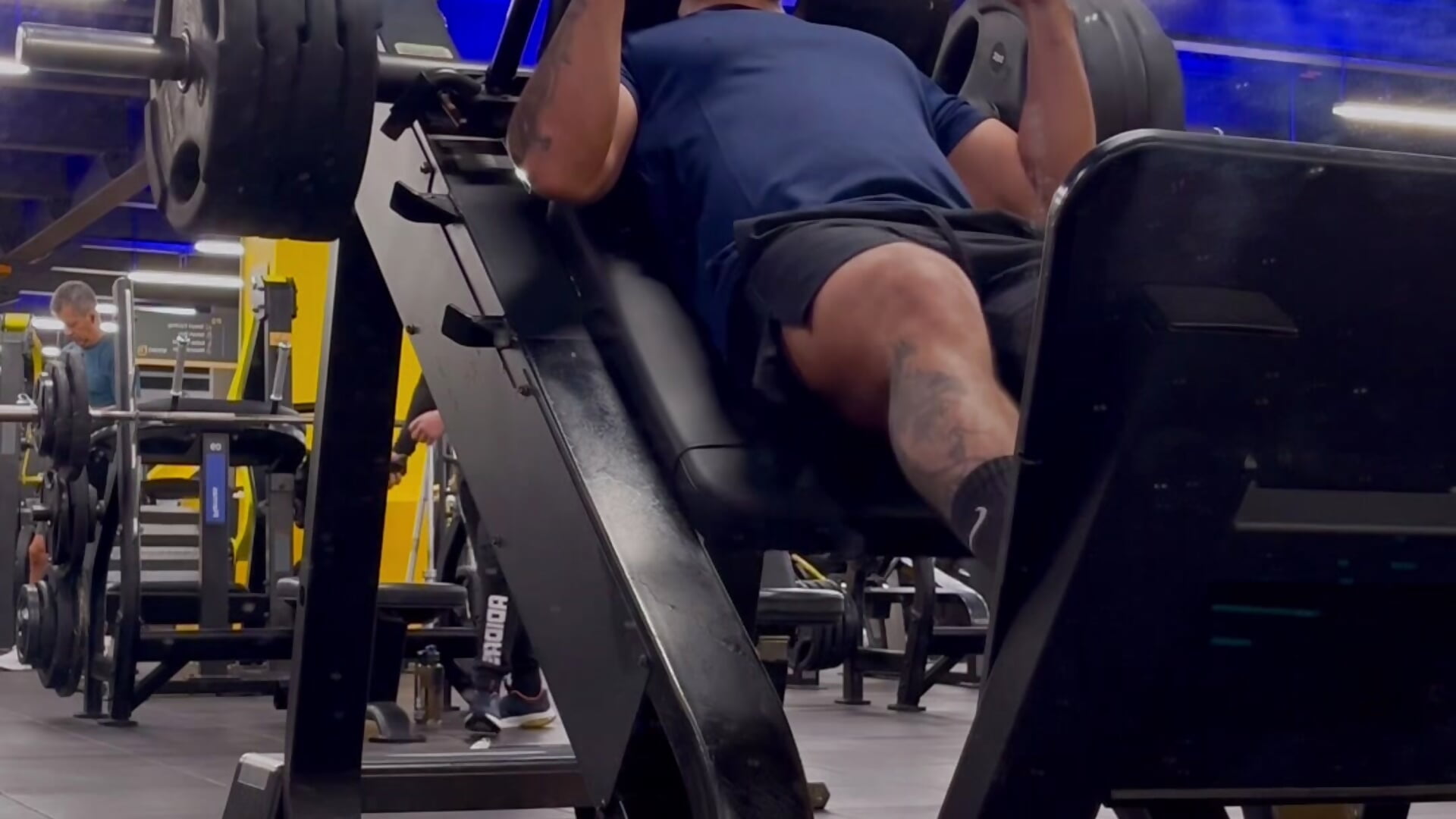 Mi entreno en sentadilla hack 🥹 - відео від вебкаммоделі bradley_martinez