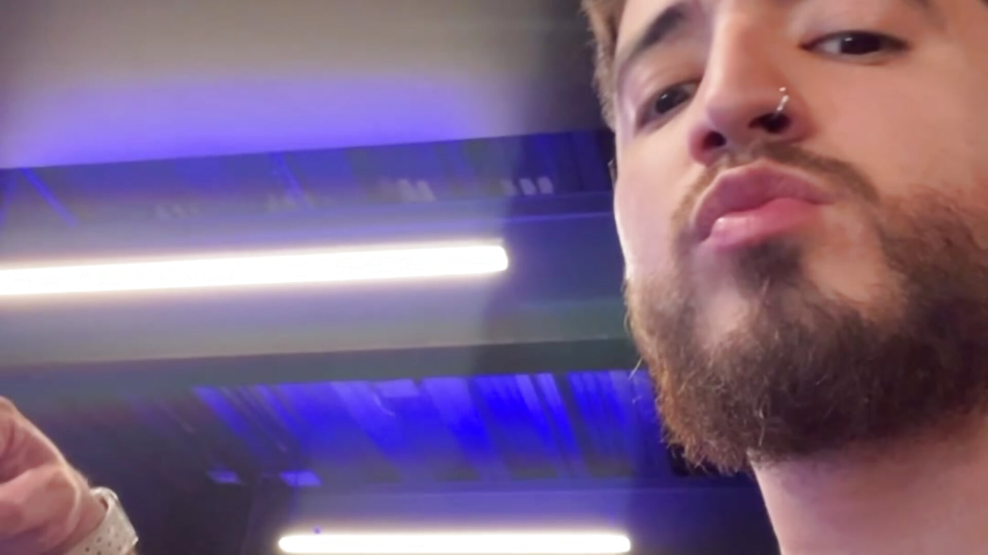 Kiss for u 😉😘 - відео від вебкаммоделі bradley_martinez