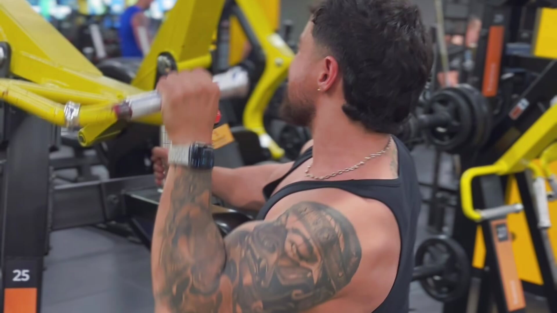 Back and biceps training - відео від вебкаммоделі bradley_martinez