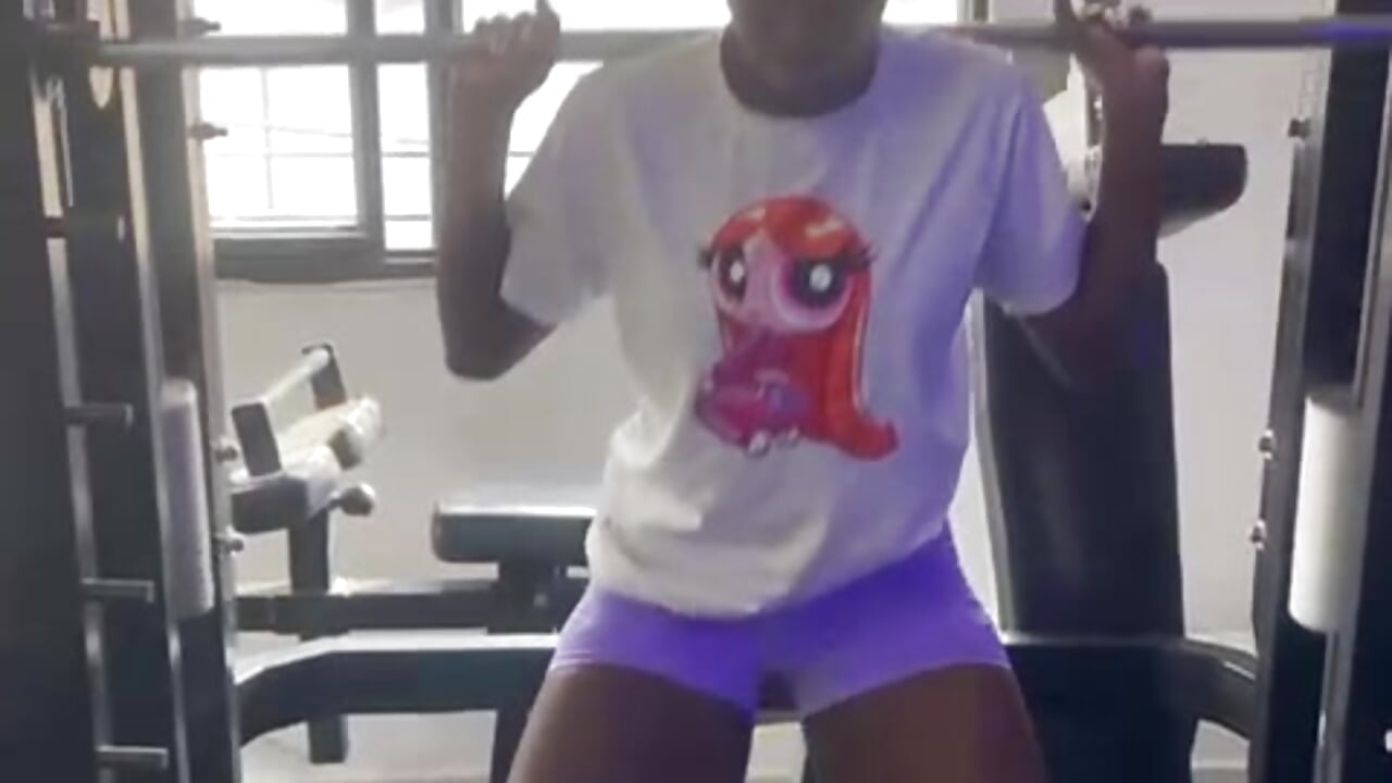 BUILDING DELICIOUS AND HUGE LEGS 😏TO NOT LET GO💥 - video di bonieklent modella di cam