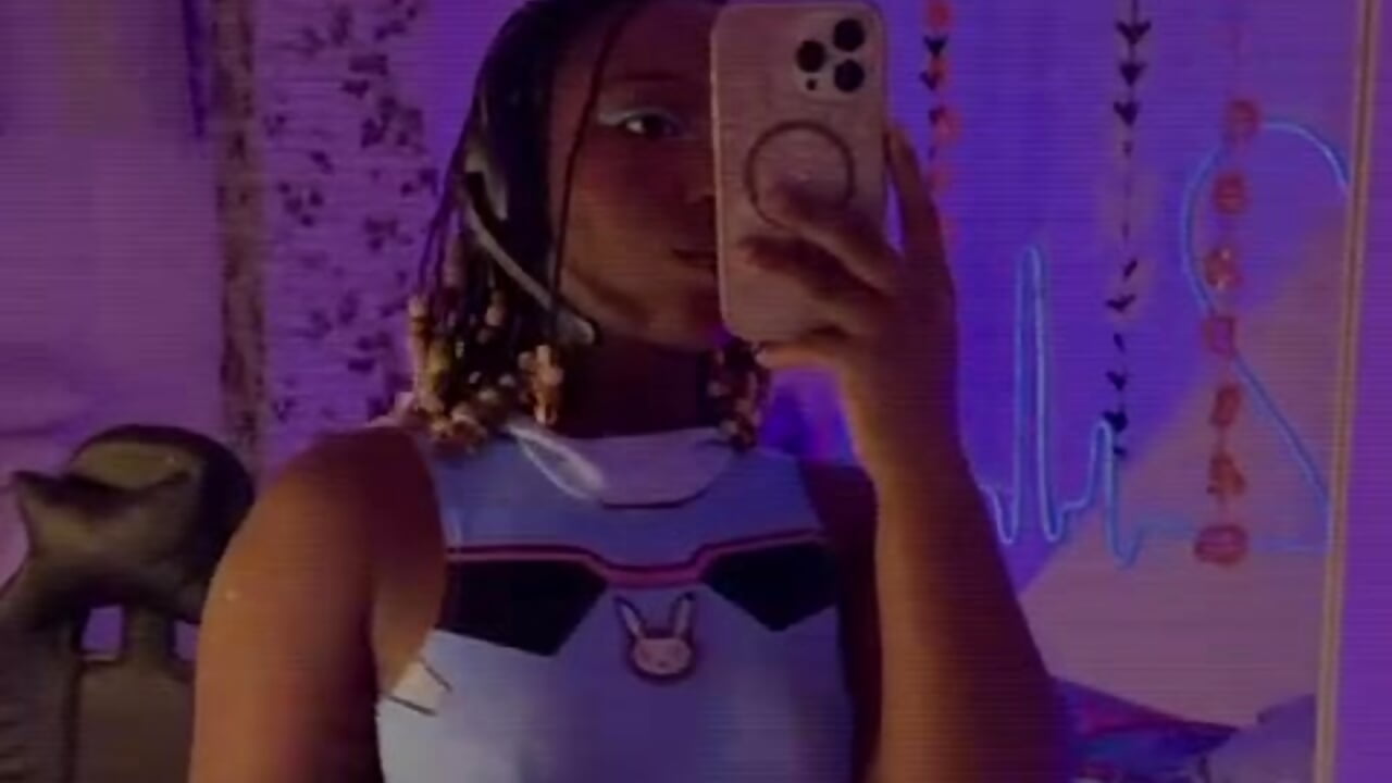 “Good morning, player 😏 ready to play with your favorite gamer girl?” 🎮💋 - Video von EmmaSanzz_ Cam-Model