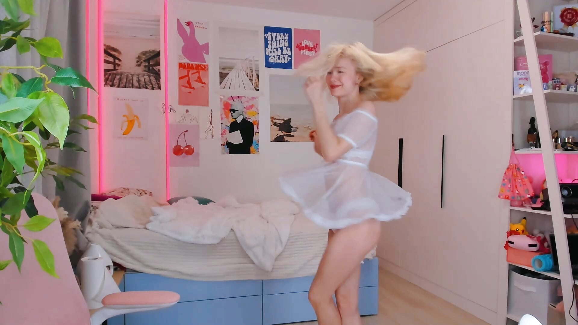 Dancing for u in white : ) - video od modelky/modela Lily_Young