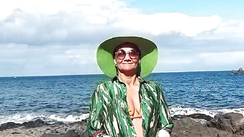 AZ ÓCEÁN PARTJÁN BIKINIBEN
