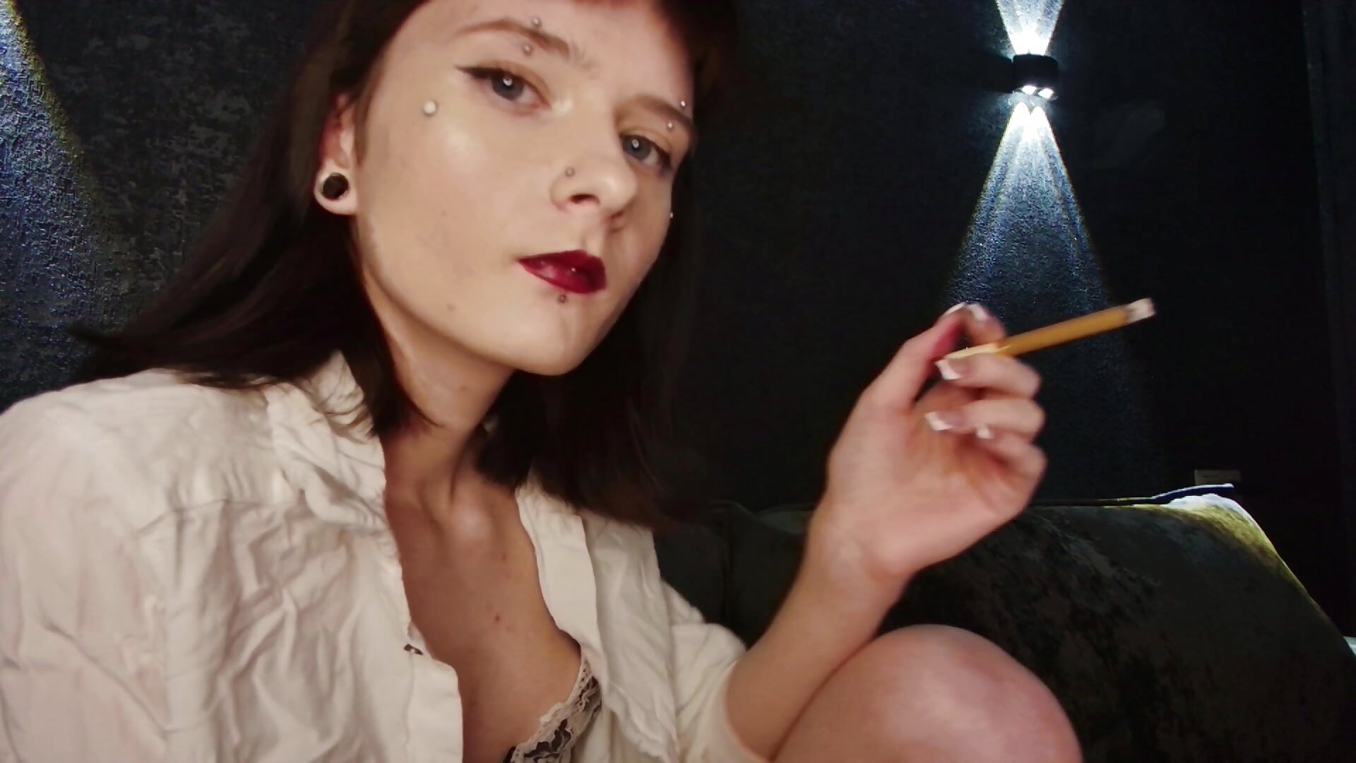 Sexy SMoKING - video by summerhazeee cam model
