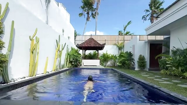 Paradise Pool – video modela na kameri GoddessAstra