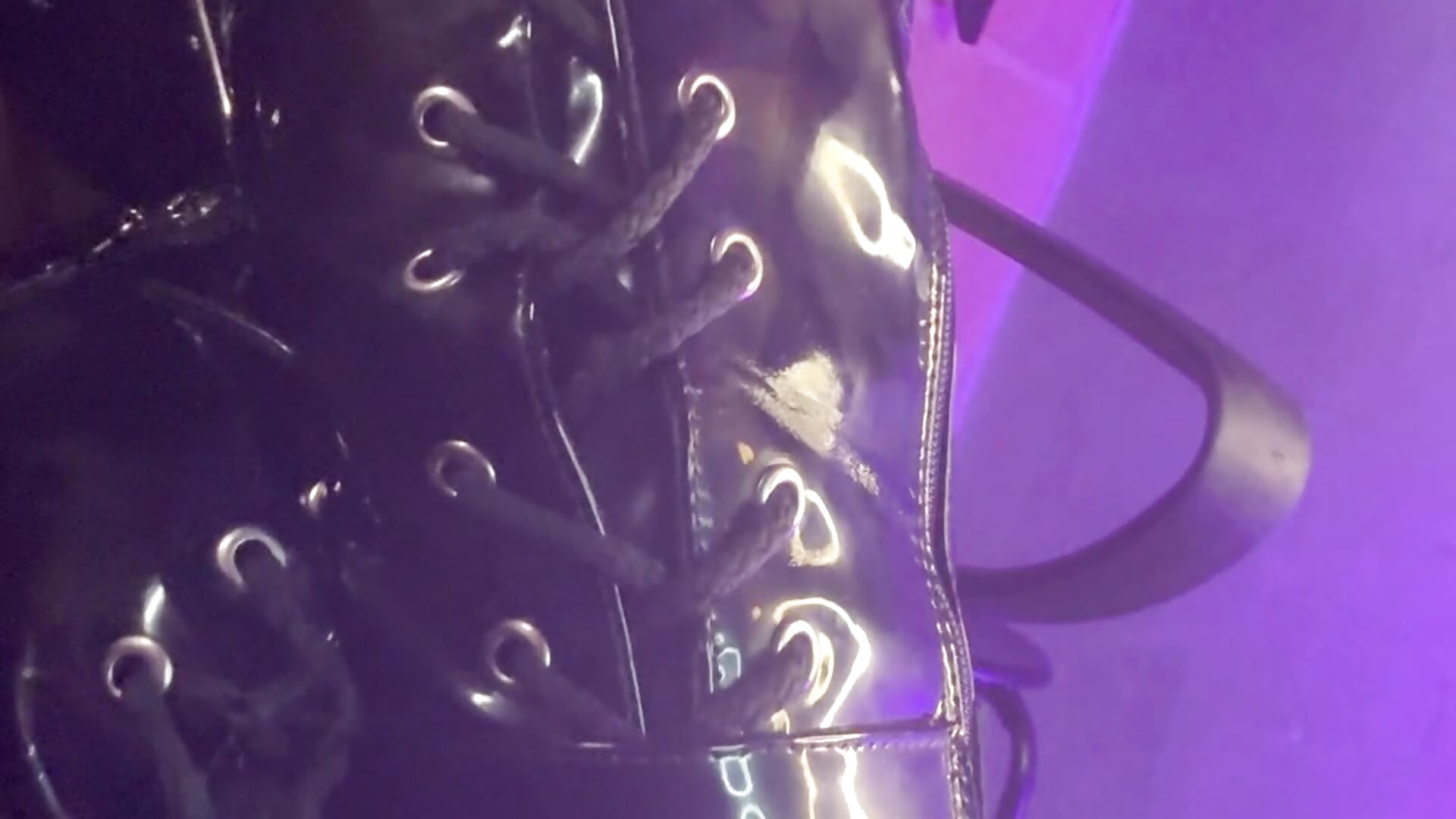 Latex boots – video modela na kameri GoddessAstra