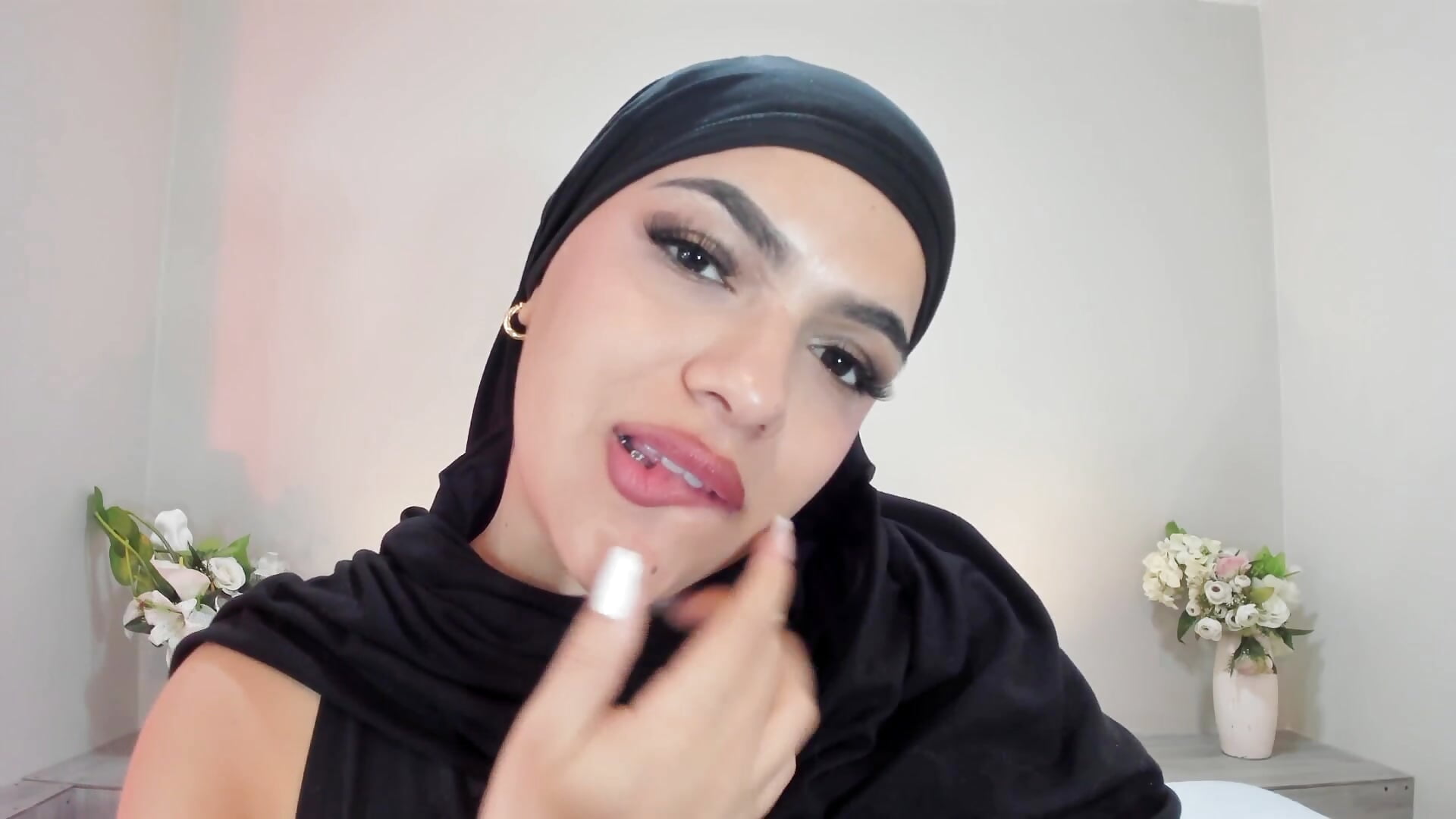 Jugando con mi boquita / Playing with my mouth😈🥂🔥🔥 - فيديو من Umarani_ موديل الكام