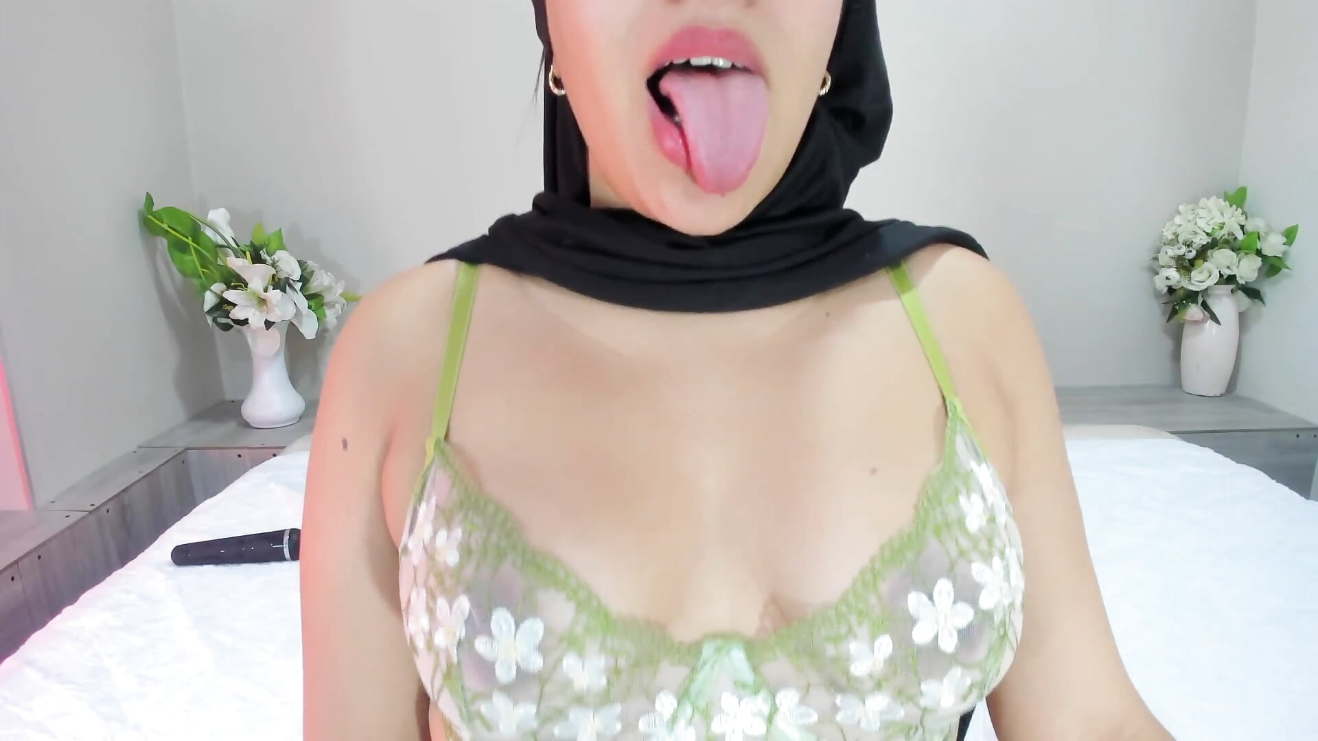 Bouncing my tits while playing with my mouth and tongue 🔥🍑💋