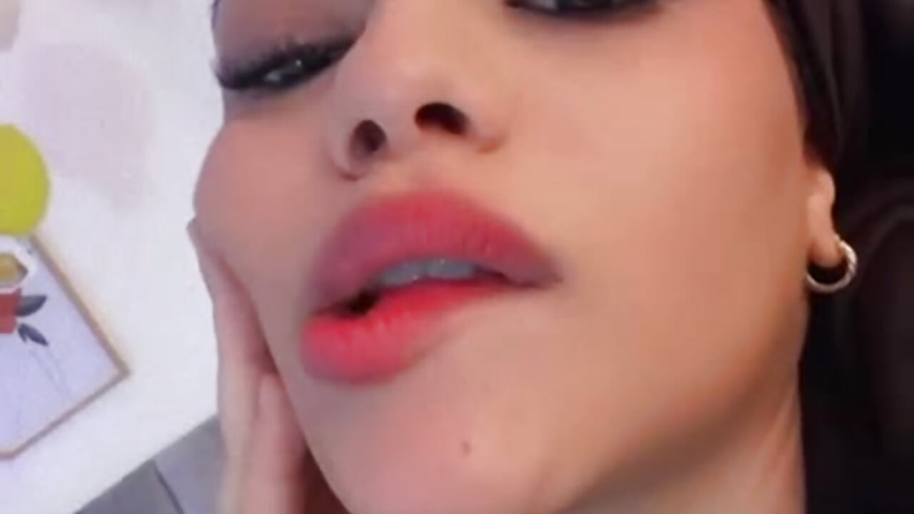 Sexy lips - video oleh Umarani_ kamera model