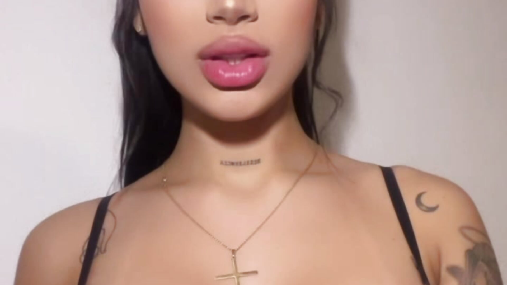 kisses love - video by sweett_emerald cam model