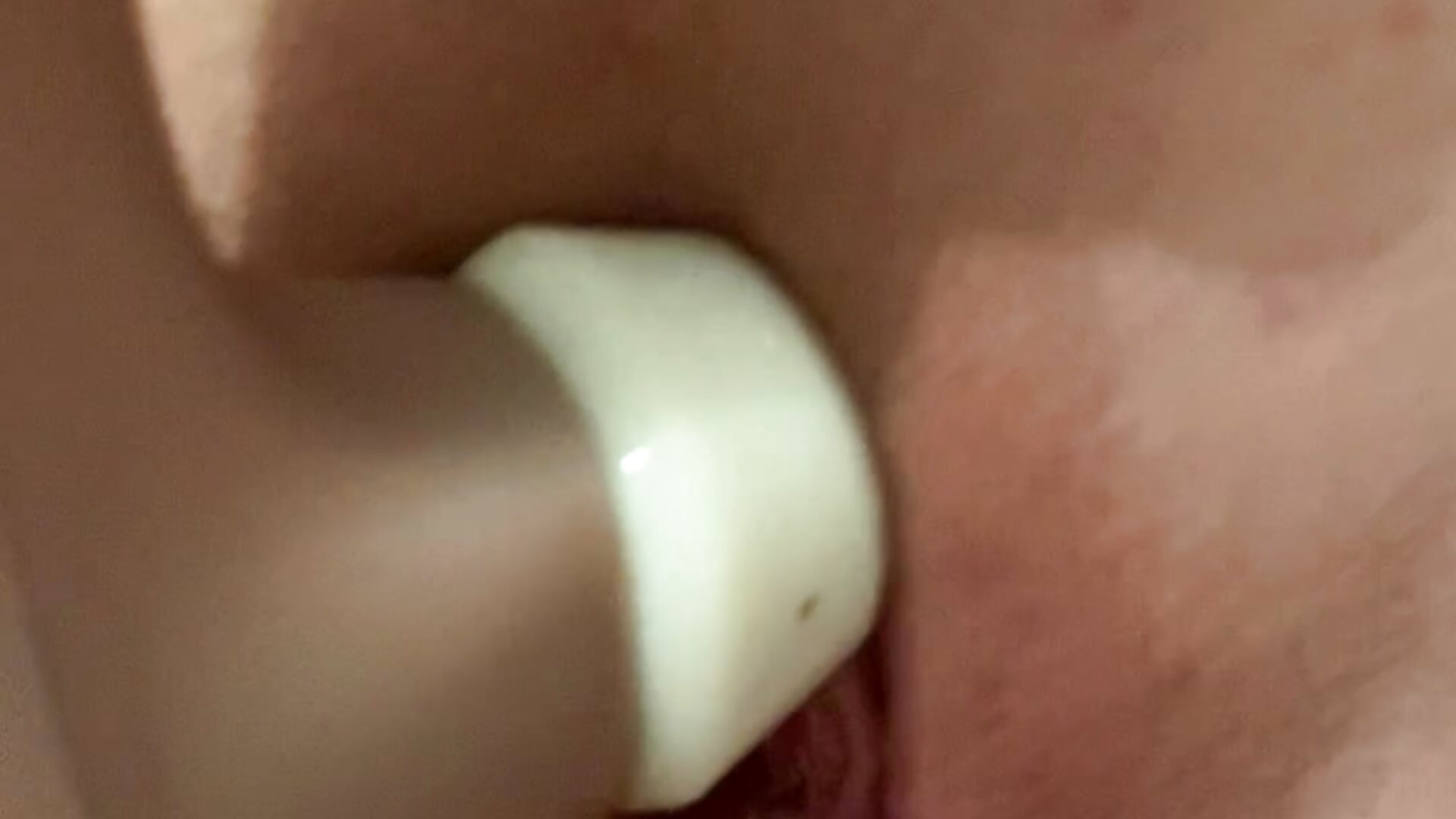 Mon mec me doigte pendant que je joue avec mon jouet