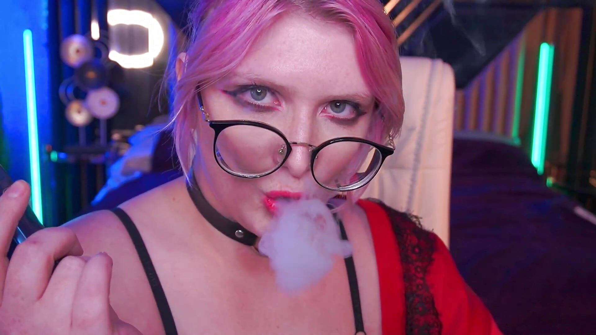Vape Tease – video modela na kameri CoolTatis