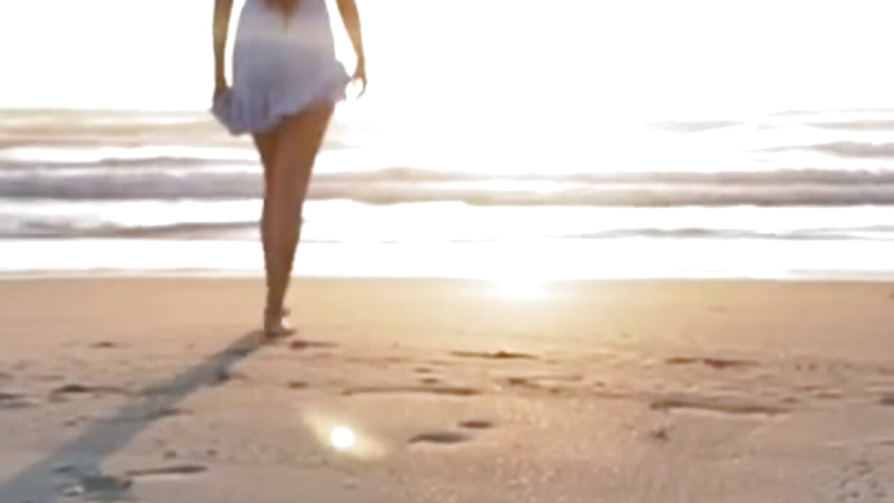 I love the beach and the sun on my skin - video by valedoll cam model