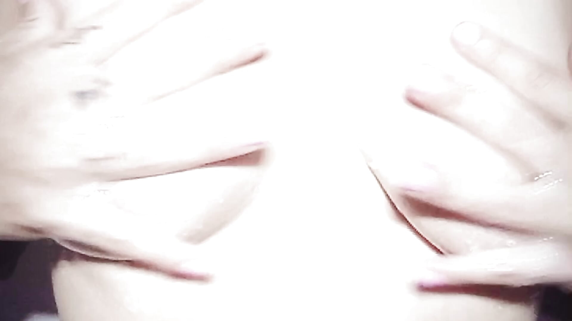 Would you like to see me get excited playing with my breasts? - vidéo du modèle de showcams KarameloVzla