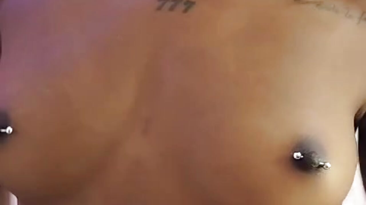 piercing - video oleh model kamera CahitlinBell