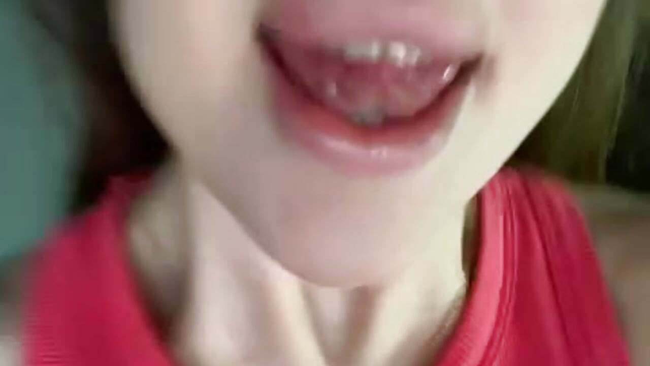 naughty tongue🫣 - video van _halllseyyy_ cam-model