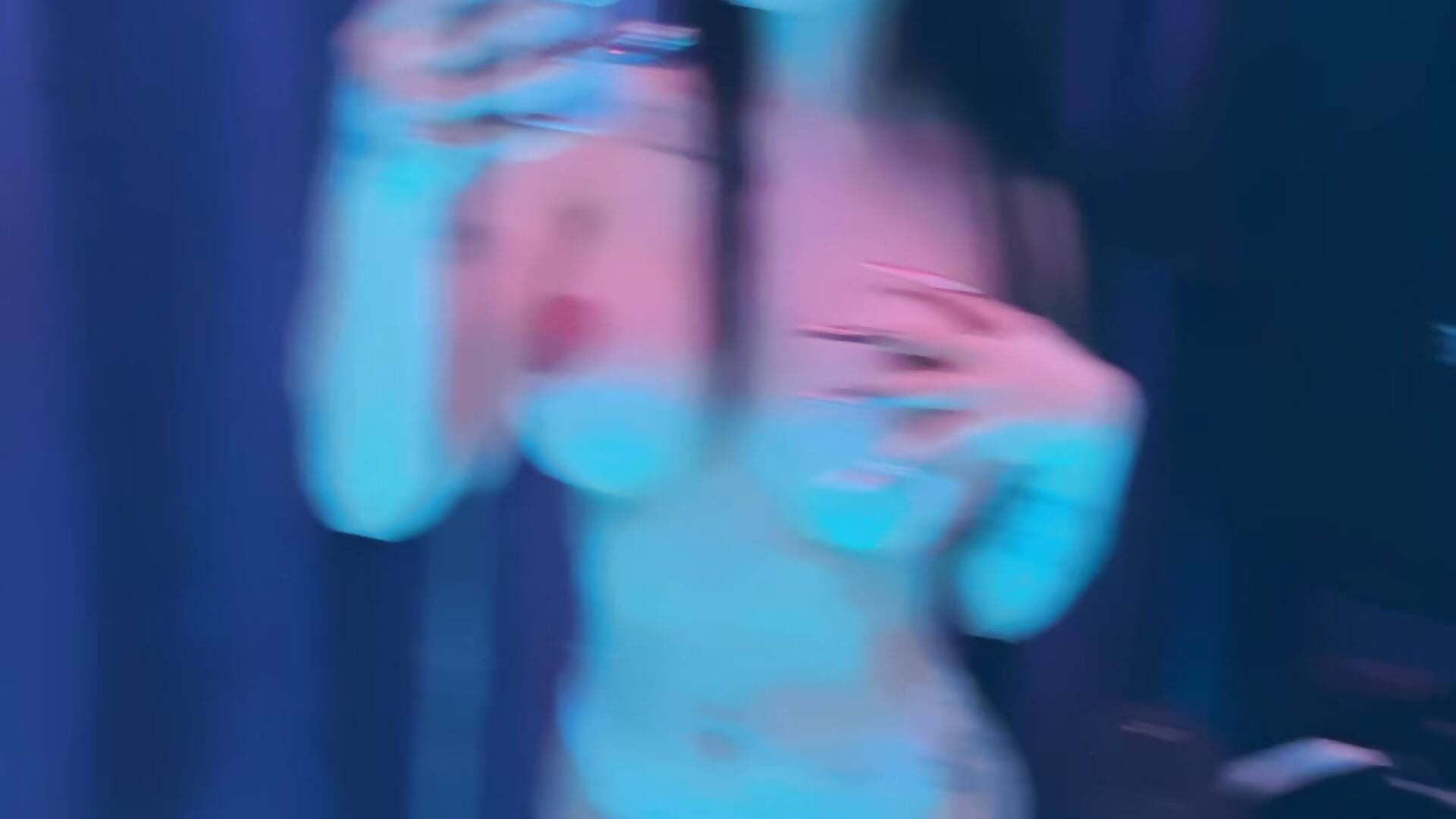 Flashing tits at the store locker room – video af GroteskCouple@xh