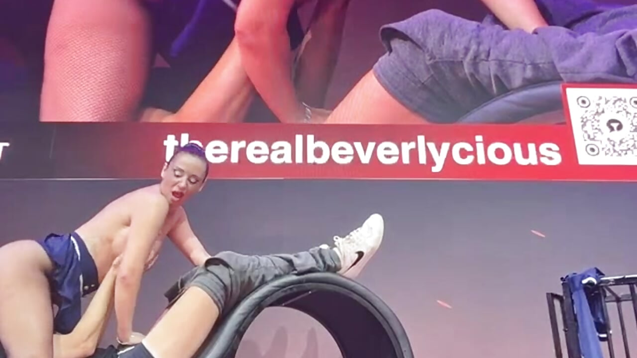 Scelgo un fan dal pubblico del Venus e gli regalo un pompino con venuta in bocca – video af therealbeverlycious cam-model