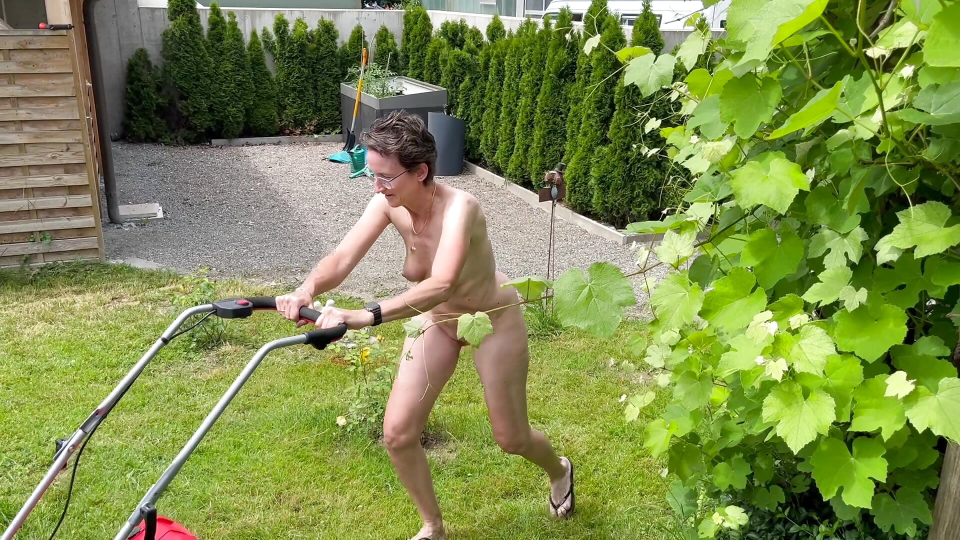 Rasen mähen - video by BineSommer cam model