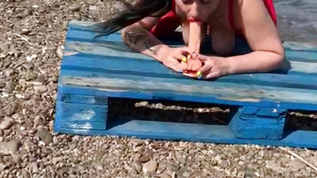 deepthroat near water - clip cu SeductiveCeline model videochat