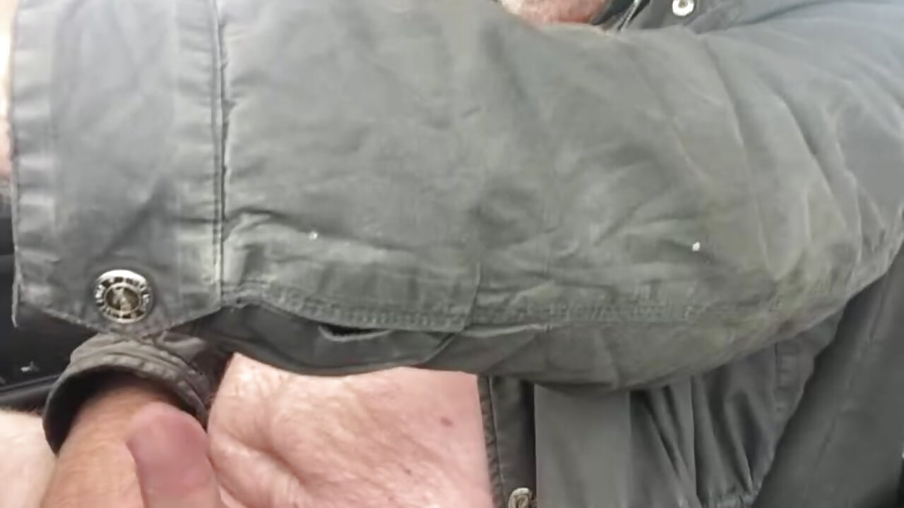 Wank in the car - video by sexycouple109 cam model