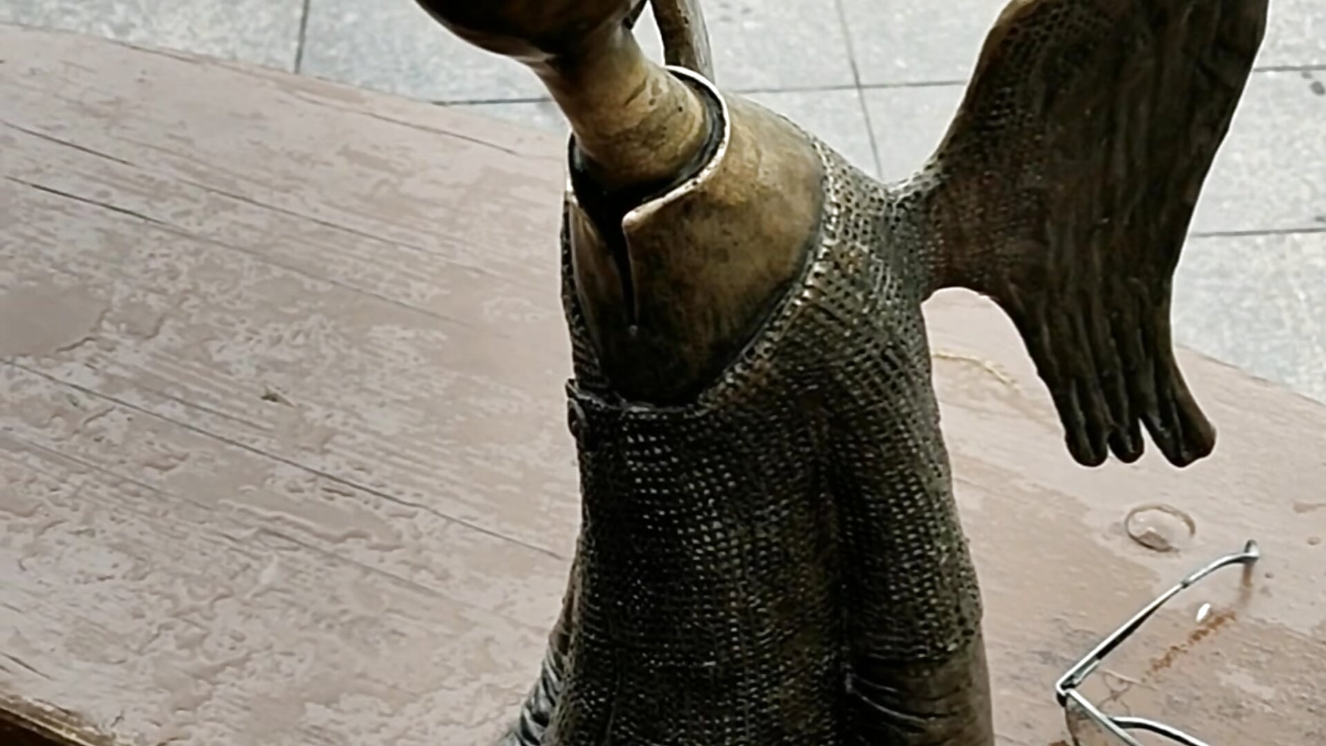 ✨ Beautiful... The "Angel" sculpture, sitting on the edge of the fountain's rim...✨ – video modela na kameri Snezhana
